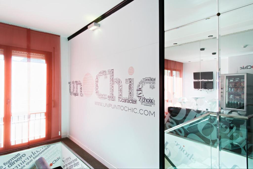 Hospedium Hostal Un Punto Chic Уэска Экстерьер фото