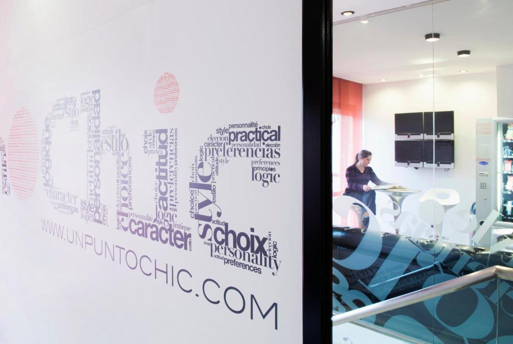 Hospedium Hostal Un Punto Chic Уэска Экстерьер фото
